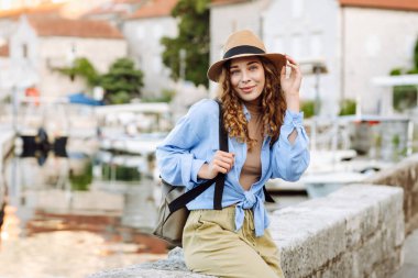 Yeni şehri gezerken mutlu turistler. Avrupa seyahati. Yaşam tarzı, tatil, turizm, doğa, aktif yaşam.