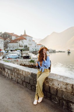 Yeni şehri gezerken mutlu turistler. Avrupa seyahati. Yaşam tarzı, tatil, turizm, doğa, aktif yaşam.