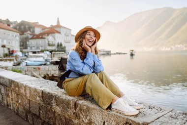 Yeni şehri gezerken mutlu turistler. Avrupa seyahati. Yaşam tarzı, tatil, turizm, doğa, aktif yaşam.