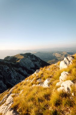 Sonbahar otları ve renkli gökyüzü ile dağlık dağ sırtı boyunca uzanan dağ yolu. Batı Tatras, High Tatras, Slovakya, Polonya. Renkli bir sonbaharda yürüyüş keşfetmek.