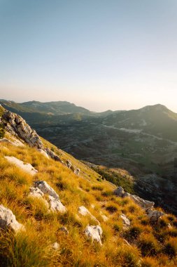 Sonbahar otları ve renkli gökyüzü ile dağlık dağ sırtı boyunca uzanan dağ yolu. Batı Tatras, High Tatras, Slovakya, Polonya. Renkli bir sonbaharda yürüyüş keşfetmek.