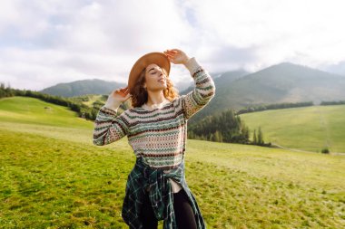 Doğa manzarasına hayran olan mutlu turistin açık hava portresi. Seyahat, doğa konsepti..