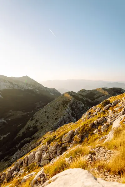 Sonbahar otları ve renkli gökyüzü ile dağlık dağ sırtı boyunca uzanan dağ yolu. Batı Tatras, High Tatras, Slovakya, Polonya. Renkli bir sonbaharda yürüyüş keşfetmek.