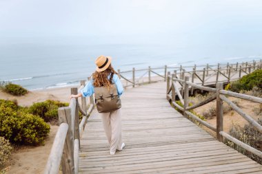 Mutlu kadın - turist güzel manzaranın tadını çıkarıyor. Doğayla baş başa. Aktif yaşam tarzı. Yaşam tarzı, dinlenme, tatil konsepti.