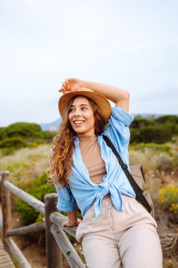 Mutlu kadın - turist güzel manzaranın tadını çıkarıyor. Doğayla baş başa. Aktif yaşam tarzı. Yaşam tarzı, dinlenme, tatil konsepti.