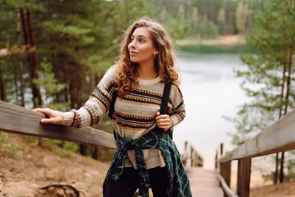 Rahat kadın turist doğanın tadını çıkarıyor, gölde temiz hava soluyor. Doğayla baş başa. Etkin yaşam biçimi.