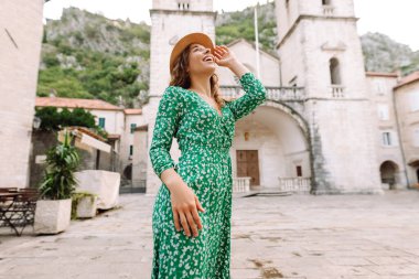 İtalya 'da alışveriş caddesinde yaz elbisesi içinde gezen genç ve güzel bir kadın. Tatil ve seyahat kavramı.