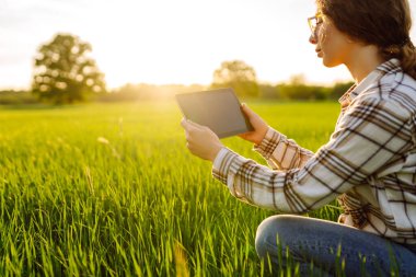 Çiftçiler veri analiz tabletlerinde tarım teknolojisi kullanıyorlar. Kadınlar bitki tarımını araştırmak ve geliştirmek için tablet kullanıyorlar.
