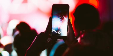 Telefon kayıtlarıyla birlikte canlı müzik festivali. Seyirci kitlesi canlı müzik konserinin tadını çıkarırken akıllı telefonlar kullanıyor. Gençlik, parti, tatil konsepti.