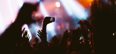 Telefon kayıtlarıyla birlikte canlı müzik festivali. Seyirci kitlesi canlı müzik konserinin tadını çıkarırken akıllı telefonlar kullanıyor. Gençlik, parti, tatil konsepti.