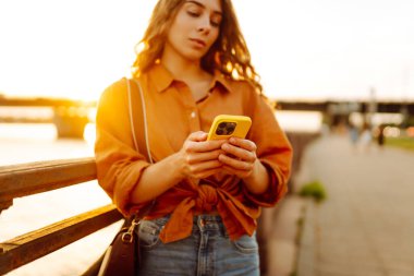 Kadın portresi duvar seti üzerinde telefon yürüyüşü yapar. Avrupa seyahati. Meslek, teknoloji, hafta sonu kavramı