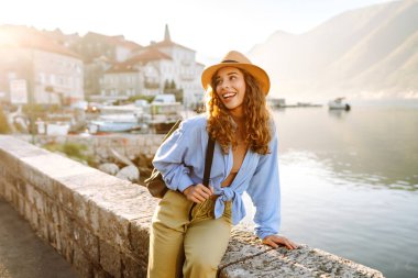 Mutlu bayan turist yazın yeni şehri keşfediyor. Avrupa seyahati. Yaşam tarzı, tatil, turizm, doğa, aktif yaşam