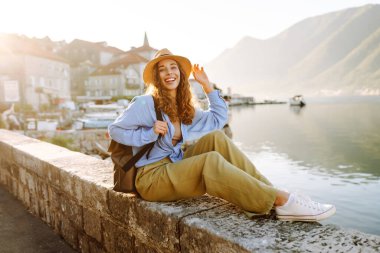 Mutlu bayan turist yazın yeni şehri keşfediyor. Avrupa seyahati. Yaşam tarzı, tatil, turizm, doğa, aktif yaşam