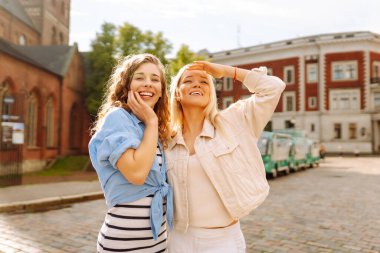 Pozitif modeller sokaklarda eğleniyor, sarılıyor ve deliriyor. Temiz havada yürümek için sıcak bir gün..