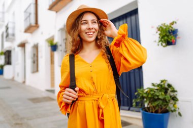 Costa 'da tatilde olan mutlu bir kadın. Avrupa seyahati. Yaşam tarzı, tatil, doğa, aktif yaşam.