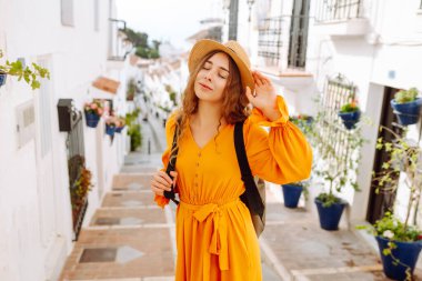 Costa 'da tatilde olan mutlu bir kadın. Avrupa seyahati. Yaşam tarzı, tatil, doğa, aktif yaşam.