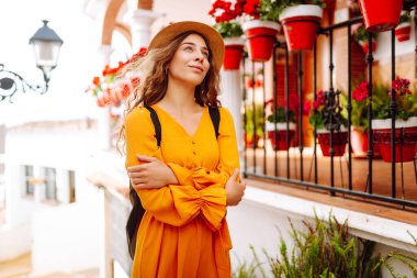 Costa 'da tatilde olan mutlu bir kadın. Avrupa seyahati. Yaşam tarzı, tatil, doğa, aktif yaşam.