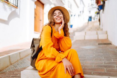 Costa 'da tatilde olan mutlu bir kadın. Avrupa seyahati. Yaşam tarzı, tatil, doğa, aktif yaşam.