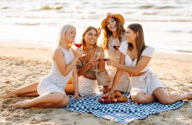 Plaj partisi. Şarap kadehli bir grup genç kadın sahilde eğleniyor, sahilde bekarlığa veda partisini kutluyor ve tatillerinin tadını çıkarıyorlar..