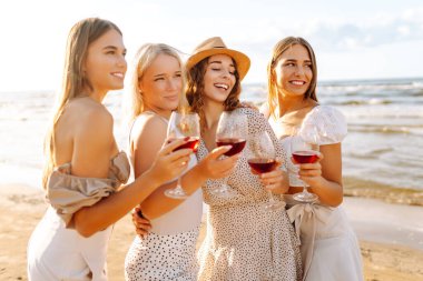 Plaj partisi. Şarap kadehli bir grup genç kadın sahilde eğleniyor, sahilde bekarlığa veda partisini kutluyor ve tatillerinin tadını çıkarıyorlar..