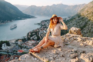 Güzel bayan turist şehir manzarasının tadını çıkarıyor. Avrupa seyahati. Yaşam tarzı, tatil, hafta sonu.