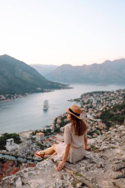 Güzel bayan turist şehir manzarasının tadını çıkarıyor. Avrupa seyahati. Yaşam tarzı, tatil, hafta sonu.