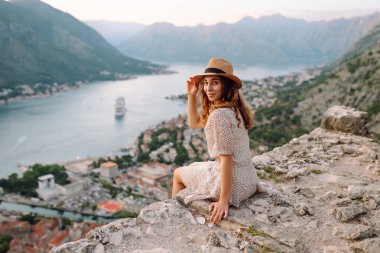 Güzel bayan turist şehir manzarasının tadını çıkarıyor. Avrupa seyahati. Yaşam tarzı, tatil, hafta sonu.
