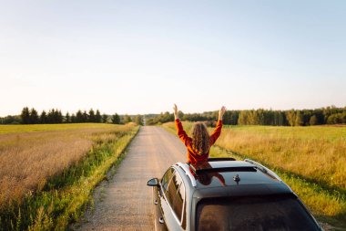 Maceraya doğru! Yaz gezisi. Genç bayan araba yolculuğunun tadını çıkarıyor. Aktif yaşam tarzı, seyahat