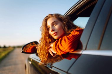 Maceraya doğru! Yaz gezisi. Genç bayan araba yolculuğunun tadını çıkarıyor. Aktif yaşam tarzı, seyahat