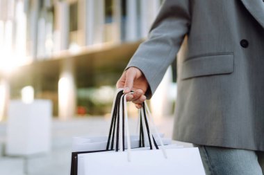 Alışveriş zamanı. Alışveriş torbalı şık bir kadın şehrin sokaklarında yürüyor. Satışlar. Kara Cuma.