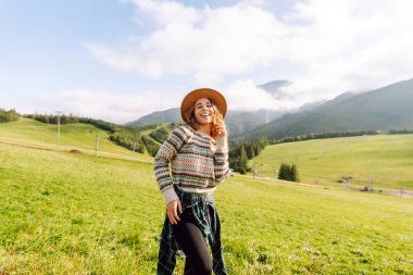 Manzaraya hayran olan bir kadın turist. Doğa manzarası. Seyahat, yürüyüş konsepti.