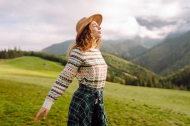 Manzaraya hayran olan bir kadın turist. Doğa manzarası. Seyahat, yürüyüş konsepti.