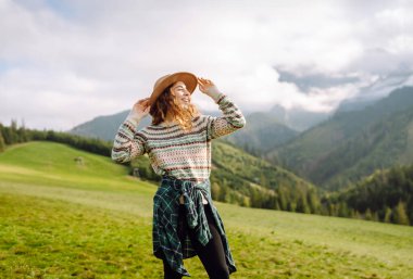 Manzaraya hayran olan bir kadın turist. Doğa manzarası. Seyahat, yürüyüş konsepti.