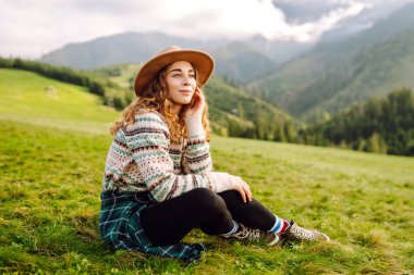 Manzaraya hayran olan bir kadın turist. Doğa manzarası. Seyahat, yürüyüş konsepti.