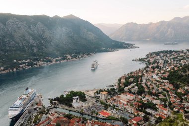 Yazın mavi gökyüzü ve bulutlarla dolu güneşli güzel bir günde ünlü Bay 'deki tarihi kasaba manzarası. Karadağ