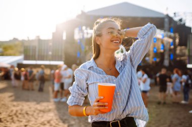 Mutlu kadınlar ellerinde birayla müzik festivalinde eğleniyorlar. İki bayan arkadaş sahilde günbatımının tadını çıkarıyor. Boş zaman, parti konsepti. Etkin yaşam biçimi.