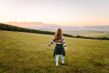 Manzara dağlarına hayran olan genç bir kadın. Doğa manzarası. İnsanların yaşam tarzı. Seyahat kavramı