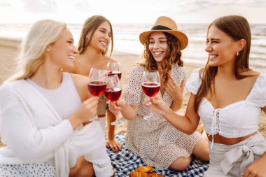 Şerefe, arkadaşlar ve kızlarla birlikte sahilde piknik, tatilde ya da tatilde kaynaşma ve kutlama. Kızlar partisi.