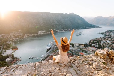 Turist kadının arka görüntüsü körfeze ve şehre bir gözlem güvertesinden bakıyor. Avrupa seyahati. Yaşam tarzı, tatil, turizm, doğa, aktif yaşam