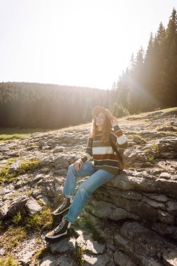 Yüksek bir dağ gölünde sırt çantasıyla gezen kadın gezginin arka görüntüsü. Seyahat, doğa konsepti.
