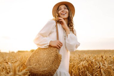 Güzel bir kadın altın buğday tarlasında gün batımını seyrediyor. Şapkalı genç bir turist özgürlüğünü hissediyor, tarımda yürüyor. Güzellik, özgürlük kavramı. Yaşam biçimi.
