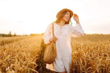 Güzel bir kadın altın buğday tarlasında gün batımını seyrediyor. Şapkalı genç bir turist özgürlüğünü hissediyor, tarımda yürüyor. Güzellik, özgürlük kavramı. Yaşam biçimi.