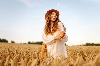 Güzel bir kadın altın buğday tarlasında gün batımını seyrediyor. Şapkalı genç bir turist özgürlüğünü hissediyor, tarımda yürüyor. Güzellik, özgürlük kavramı. Yaşam biçimi.