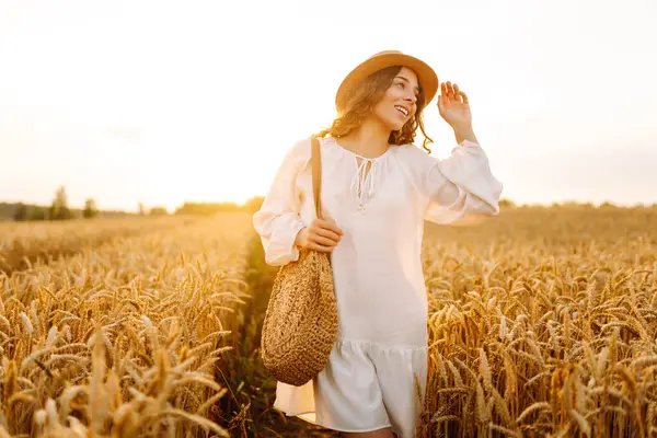 Güzel bir kadın altın buğday tarlasında gün batımını seyrediyor. Şapkalı genç bir turist özgürlüğünü hissediyor, tarımda yürüyor. Güzellik, özgürlük kavramı. Yaşam biçimi.
