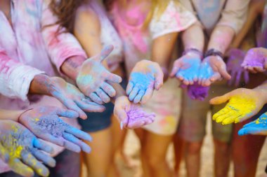 Mutlu arkadaşlar gün batımı kumsalında eğleniyorlar. Bir grup arkadaş birlikte vakit geçirip dışarıda festivali kutluyorlar. Holly kutlamaları. Arkadaşlık, eğlence konsepti..