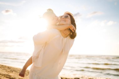 Güzel bir kadın kızıyla denizde eğleniyor. Mutlu anne ve çocuk gün batımında eğleniyor ve dışarıda birlikte vakit geçiriyorlar. Annelik ve aşk kavramı.