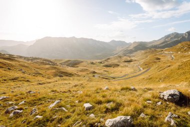 Gün batımında dağ manzarası. Mavi gökyüzü ile kayalık arazi. Doğa, güzellik ve yalnızlık kavramı.
