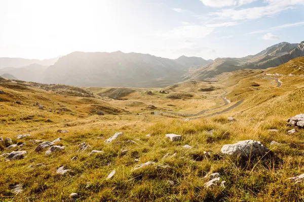 Gün batımında dağ manzarası. Mavi gökyüzü ile kayalık arazi. Doğa, güzellik ve yalnızlık kavramı.