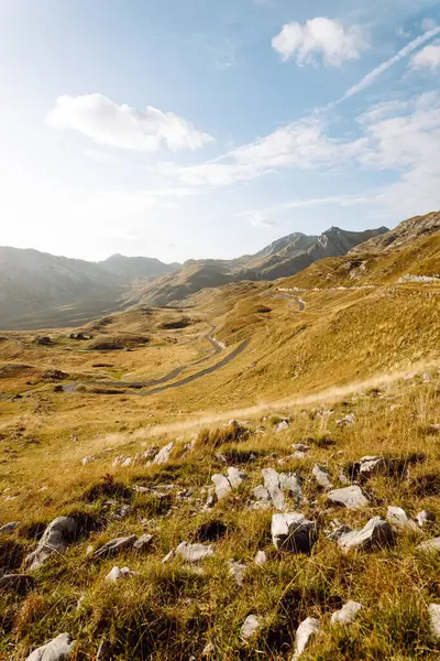 Gün batımında dağ manzarası. Mavi gökyüzü ile kayalık arazi. Doğa, güzellik ve yalnızlık kavramı.
