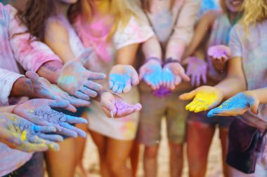 Mutlu bir arkadaş grubu gün batımı kumsalındaki Holly festivalinde eğleniyor. Genç erkekler ve kadınlar birlikte vakit geçirir, dışarıda kucaklaşırlar. Kutlama, eğlence ve arkadaşlık kavramı..
